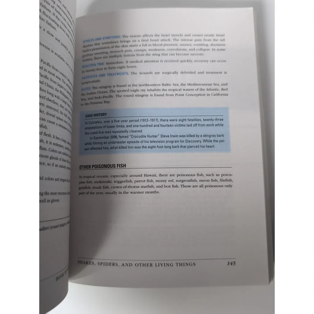 Howdunit Ser.: Book of Poisons by Anne Bannon and Serita Stevens (2007, Perfect)